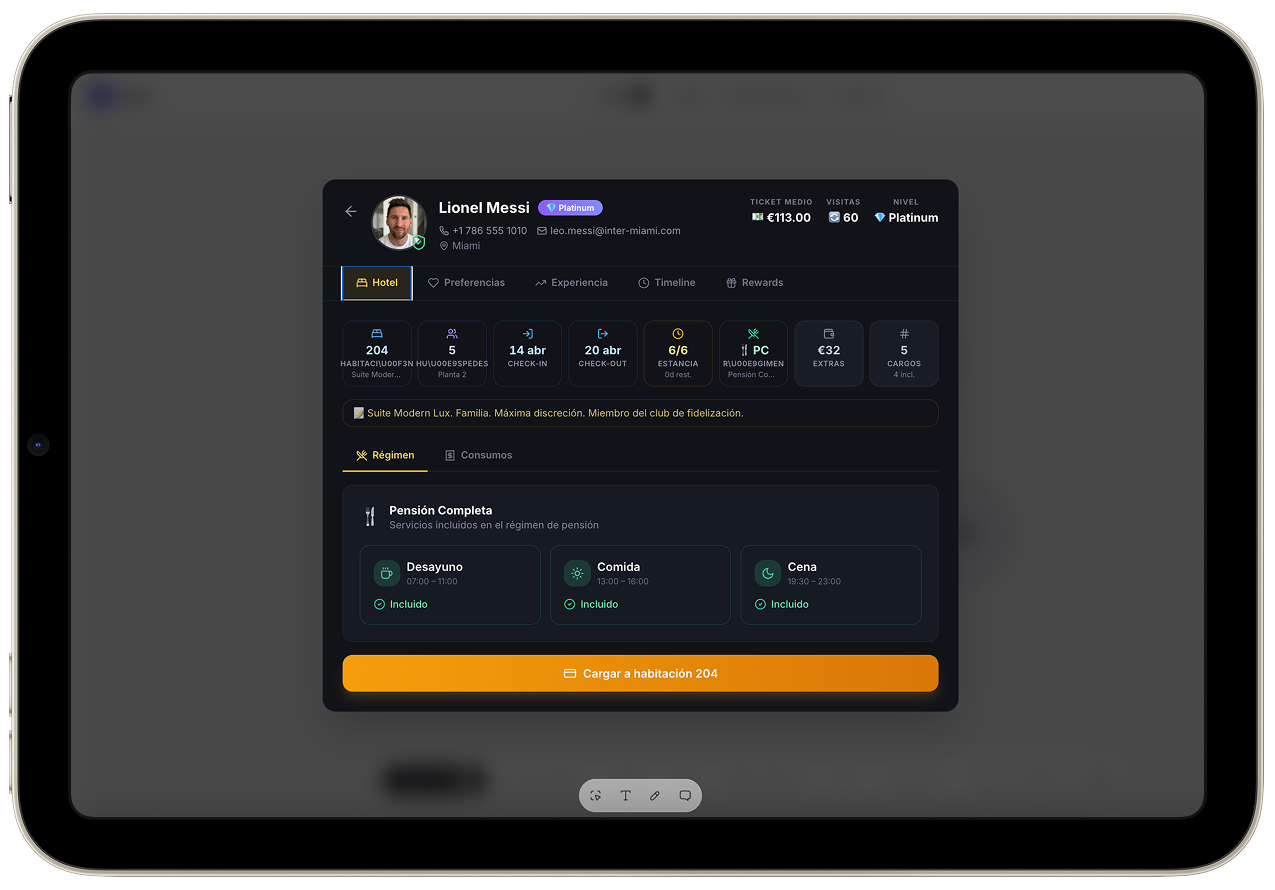 Ficha 360 de cliente con nivel, visitas, ticket medio y consumos en tablet
